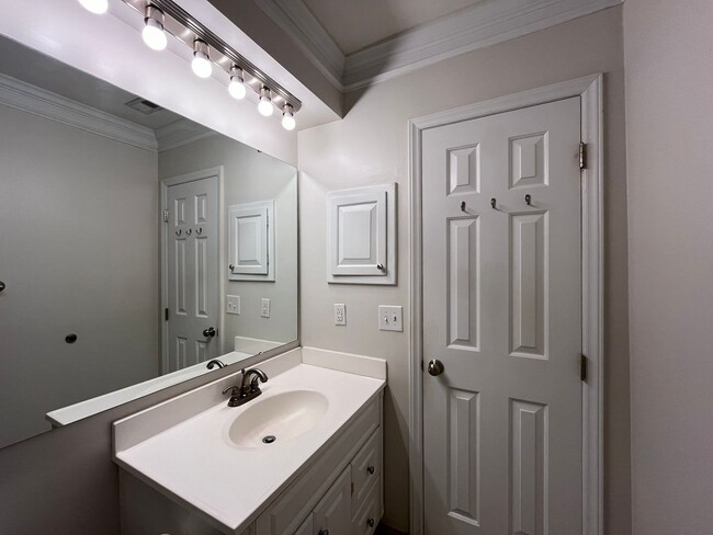 Building Photo - Excellent 2BD, 2BA Downtown Raleigh Condo in Gated Community with Bonus Office and Private Deck