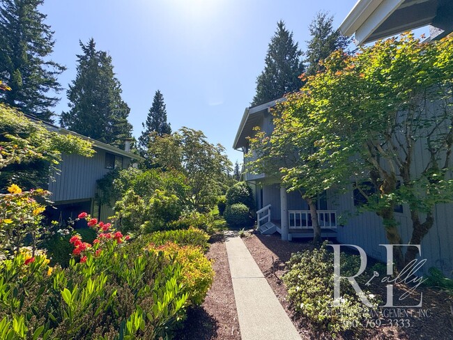 Building Photo - Highland Greens Golf Course Living