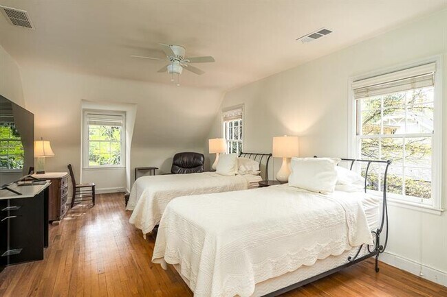 Building Photo - 65 Clarendon Ave