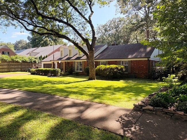 Building Photo - Renovated Home In The Heart Of East Memphis! Fully Fenced Backyard! No Carpet!