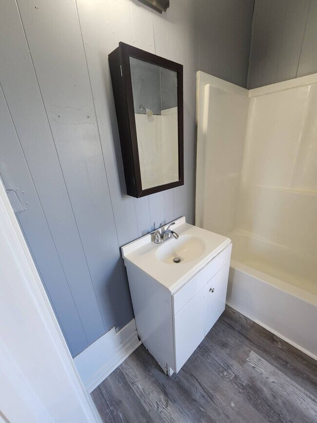 Building Photo - Charming 4-Bedroom Property in Prime Locat...