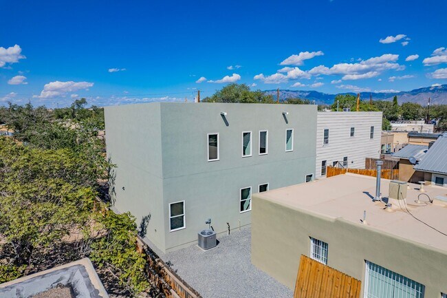 Building Photo - 2113 Coal Ave SE