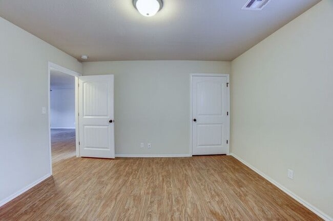 Building Photo - 3/2 Open And Bright Craftsman!