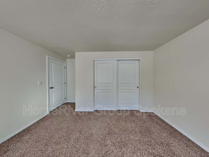 Building Photo - 1315 N Rogue River St