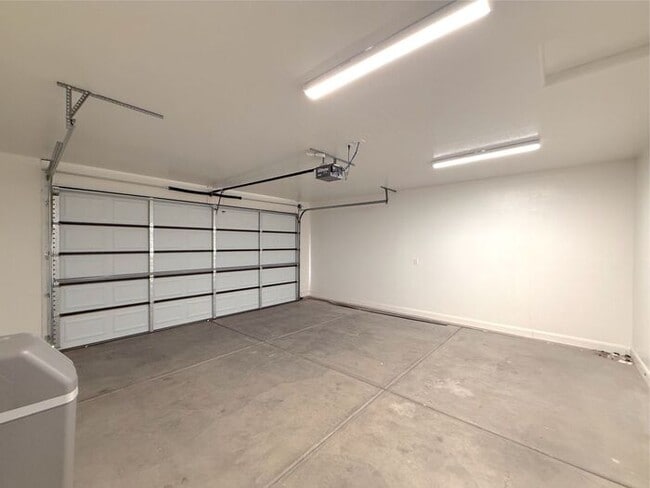 Building Photo - 4 bed, 2.5 bath duplex w/2 car garage