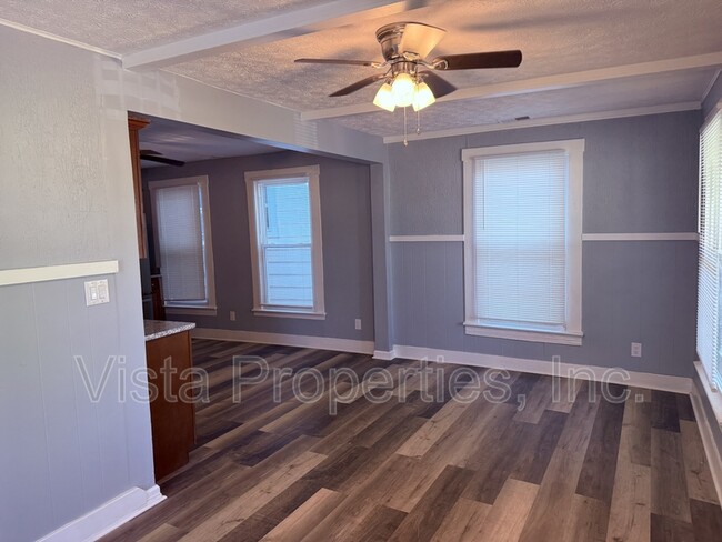 Building Photo - 538 University Ave