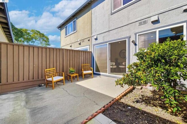 Building Photo - $3,150 / 2 BR - Updated Townhome in Prime Union City!