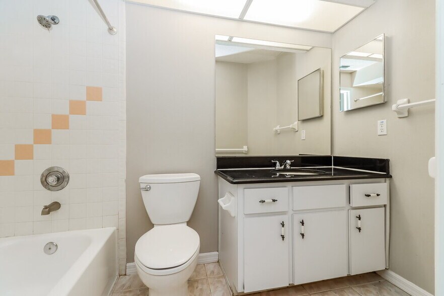 Building Photo - 7921 Hathaway Dr