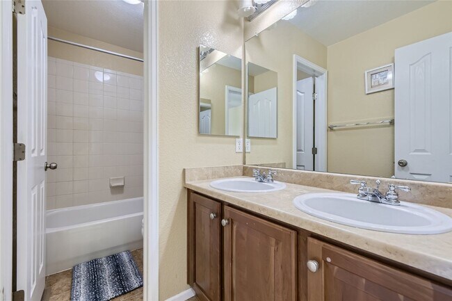 Building Photo - 4 Bedroom Single Family Home For Rent in Highlands Ranch