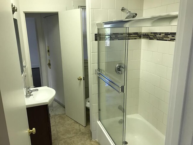 Building Photo - Beautifully remodeled 2 bed 1 bath with st...