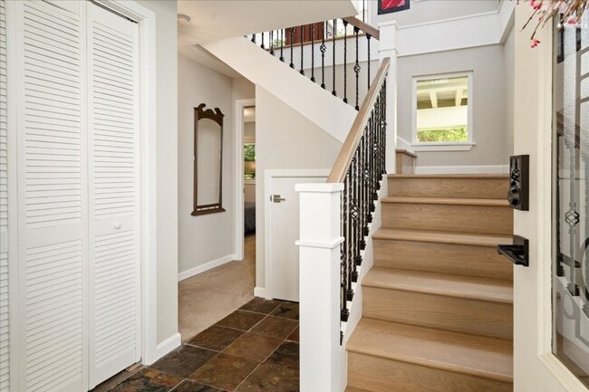 Building Photo - 2Bd/1.25Ba Seattle Townhouse