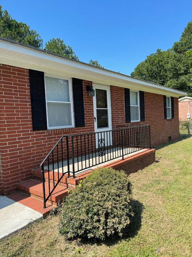 Building Photo - SPACIOUS BRICK RANCH in GOLDSBORO! 4 BR, 2 BA - FENCED-IN YARD *Convenient to SJAFB*