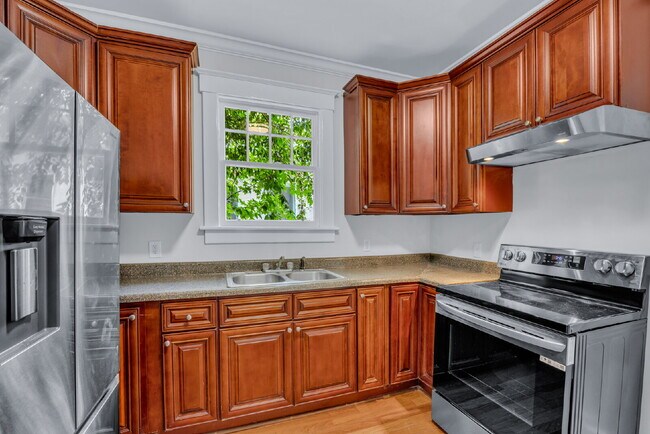 Building Photo - Cozy craftsman bungalow on Seiler Ave