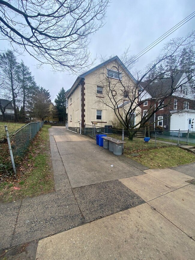 Building Photo - 233 S State Rd