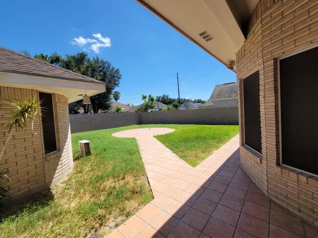 Building Photo - 417 E Bluebird Ave