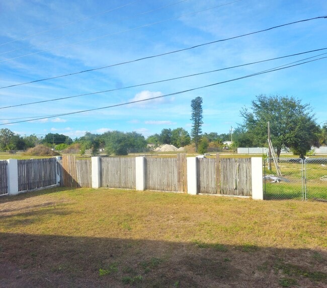 Building Photo - 3 Bedroom 2 Bath 1 Car Garage Home in St. Pete!!