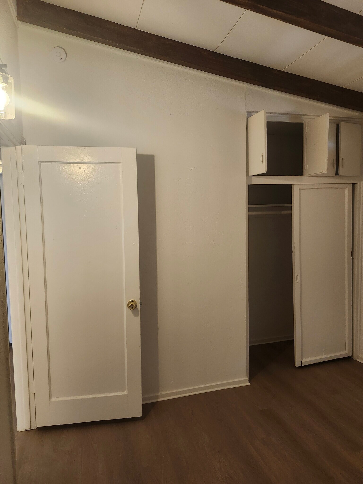 Building Photo - 1136 W Dakota Ave