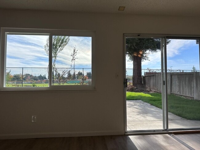 Building Photo - Excellent Florin Area 3bd/2bath home updat...