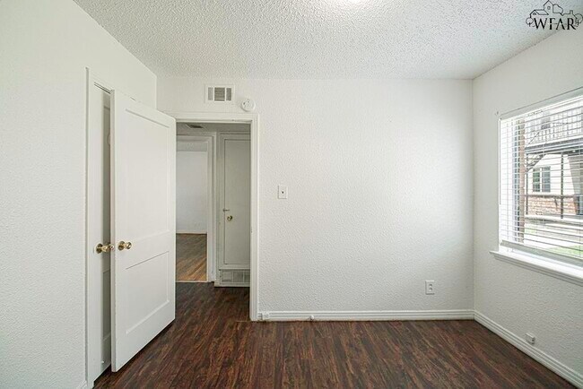 Building Photo - 2104 Virginia Dr