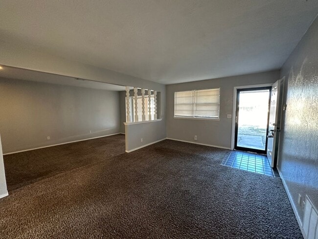 Building Photo - 4844 Woodview Dr