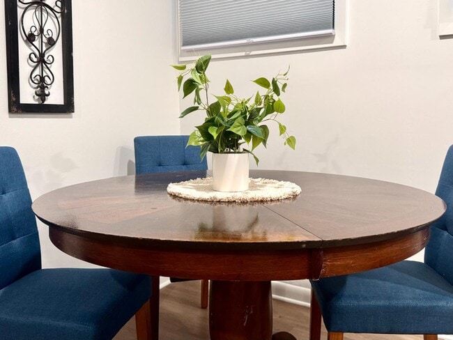 Building Photo - 1305 9th St W