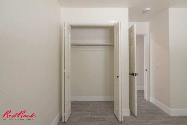 Building Photo - Small Dog Friendly! 3 Bedroom Single-Level...