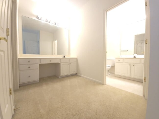 Building Photo - East End Townhouse! Now Available!