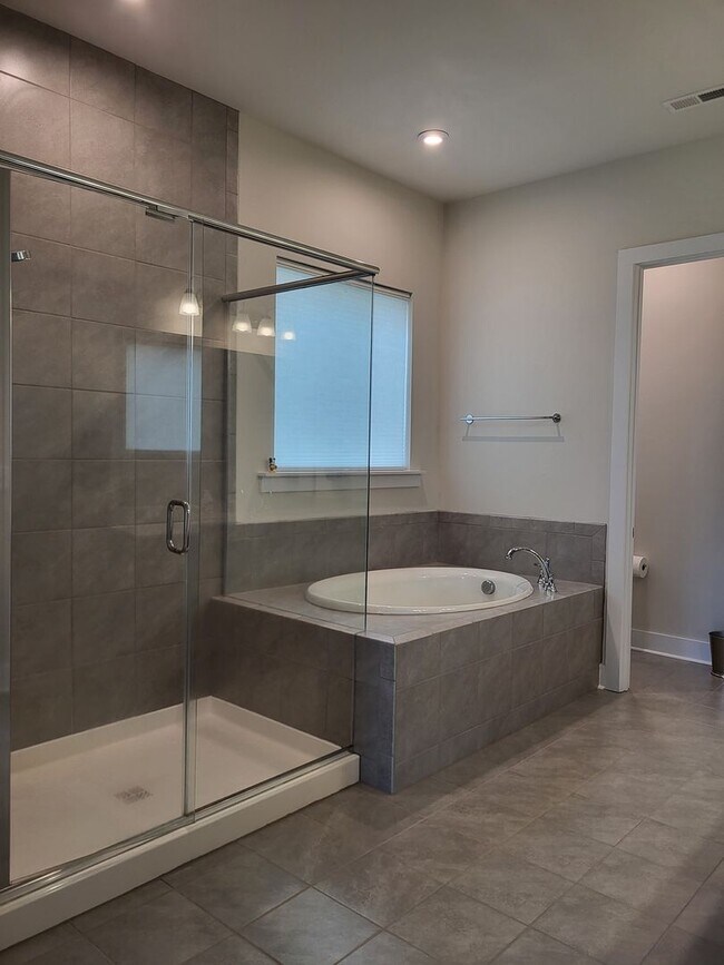 Building Photo - Spacious 3 bedroom in Mayes Hall Community