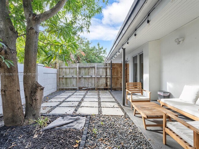 Building Photo - 300 SW 23rd St