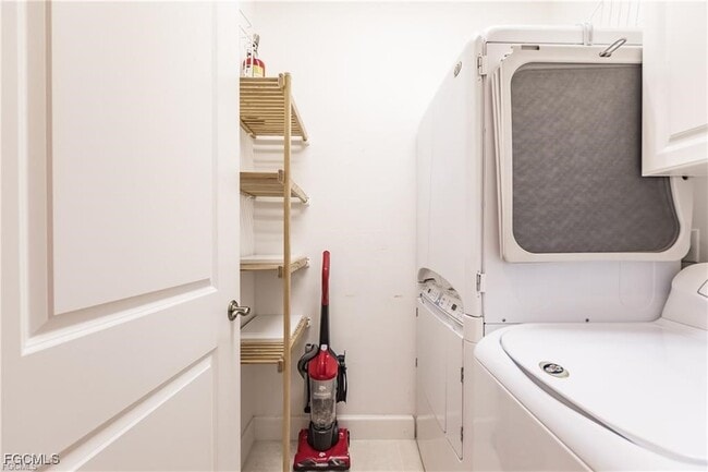 Building Photo - 572 11th Ave S