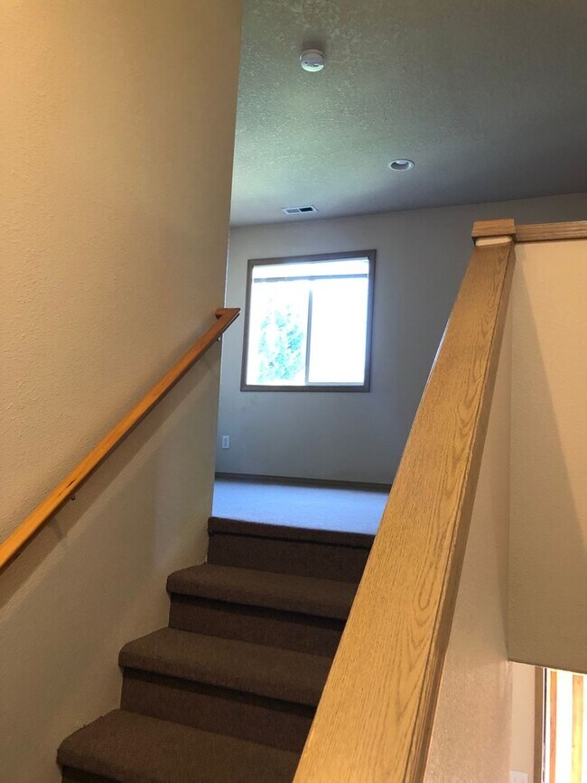 Building Photo - Small Pet Friendly! 4 Bedroom, 2 Bathroom Close to Campus!