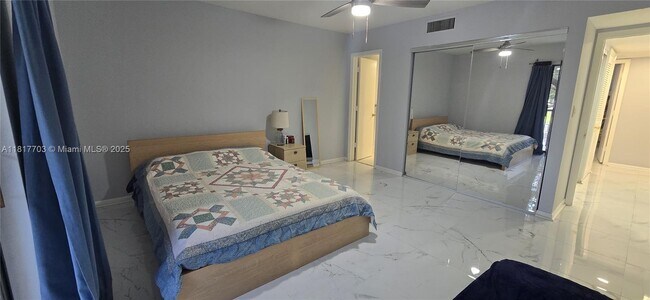 Building Photo - 200 Jacaranda Country Club Dr
