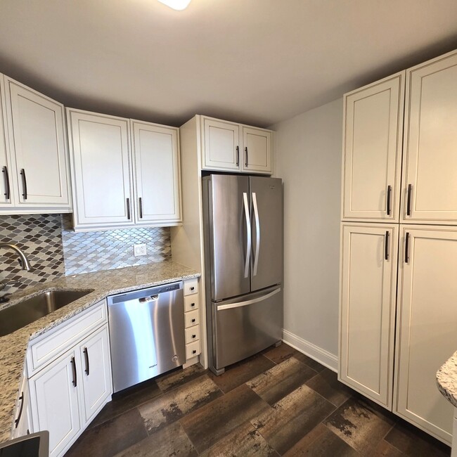 Building Photo - 6033 N Sheridan Rd