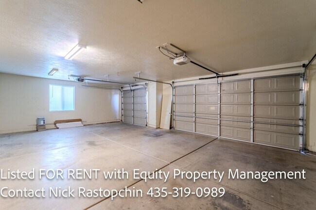 Building Photo - 614 E Desmo Way