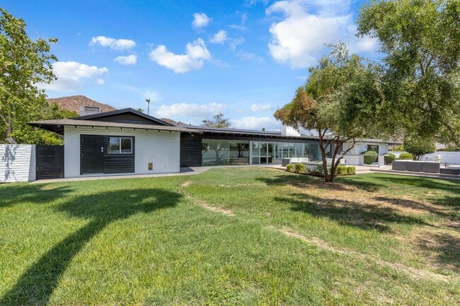 Building Photo - Mid-century modern home in Arcadia with pr...