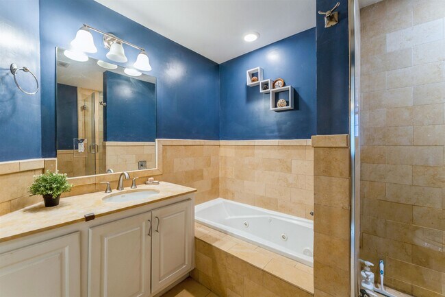 Building Photo - 1100 Clinton St