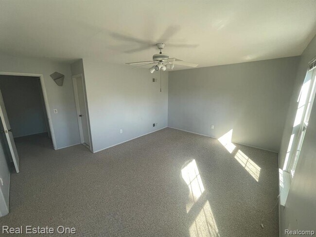 Building Photo - 30975 Pointe of Woods Dr