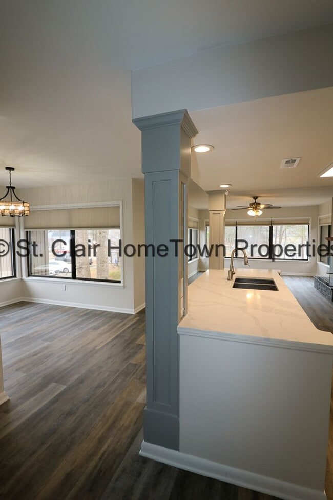 Building Photo - Upstairs Unit on Logan Martin Lake