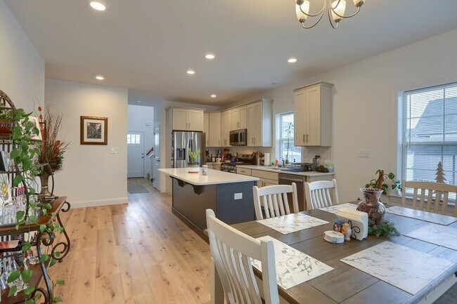 Building Photo - 4 Bedroom Home