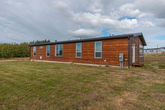 Building Photo - 3 Bed 2 Bath Pet Friendly Home