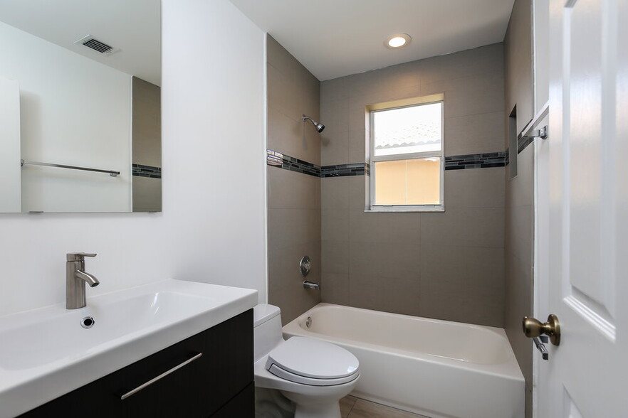 Building Photo - 15618 SW 112th Dr