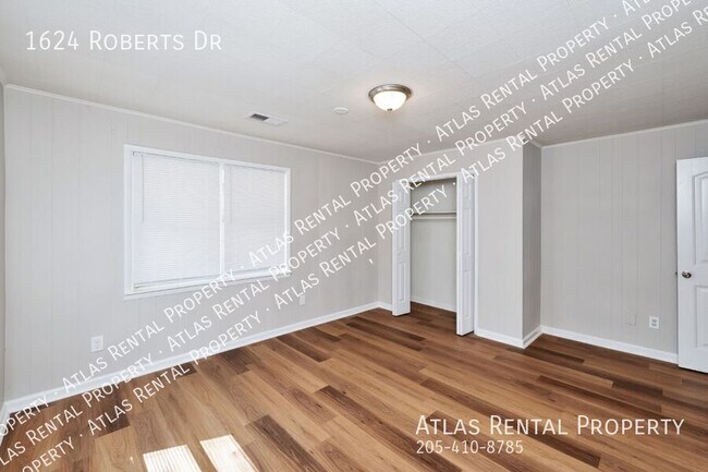 Building Photo - 1624 Roberts Dr