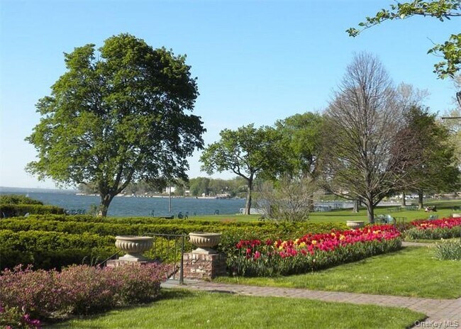 Building Photo - 11 Floyd Pl