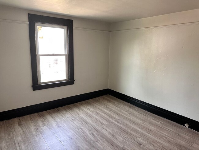 Building Photo - 4 bedroom, House