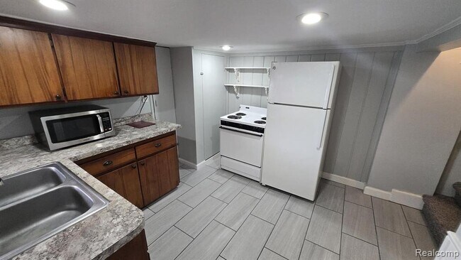 Building Photo - 832 Farnsworth Rd