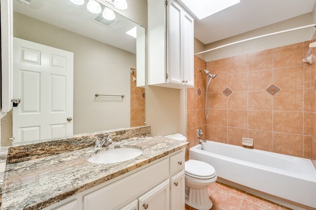 Building Photo - UPDATED 2-BEDROOM TOWNHOME IN MIDTOWN