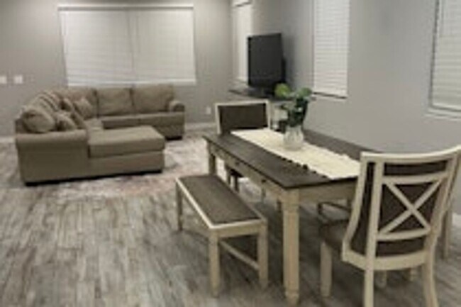 Building Photo - Stunning 5-Bedroom Executive Home in Desirable Mesa Neighborhood