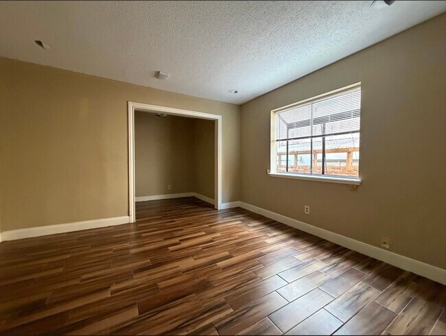 Building Photo - 1901 Brun St