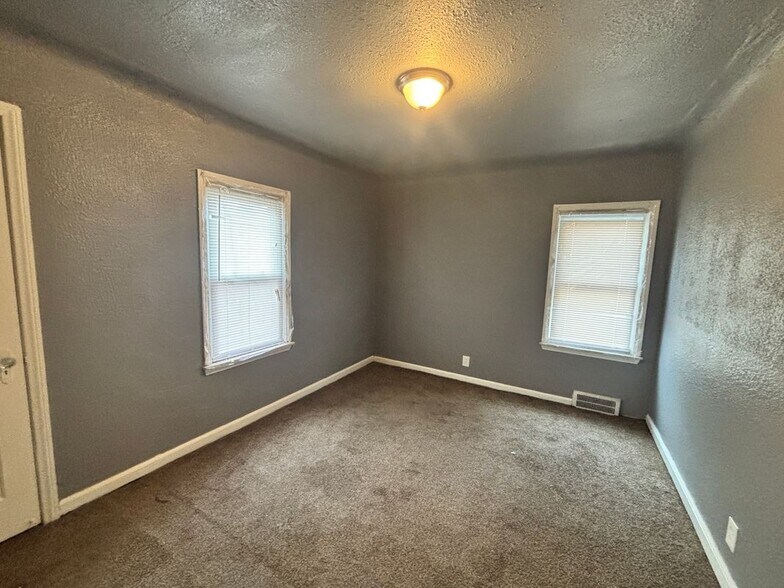 Building Photo - 15596 Eastwood St