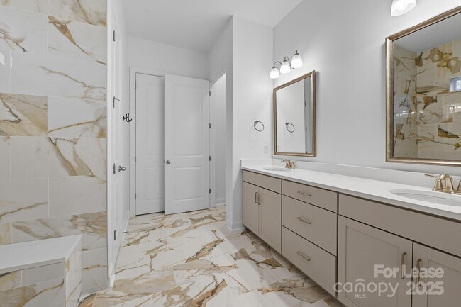 Building Photo - 425 Cassia Ct